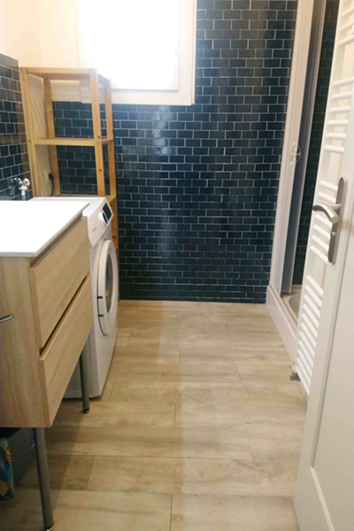 Salle de bain avec lave-linge